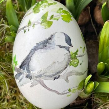 Gänseei mit Vogel bemalt im Aquarell