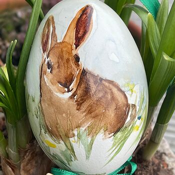 Handbemaltes Osterei mit Osterhasen auf Gänseei
